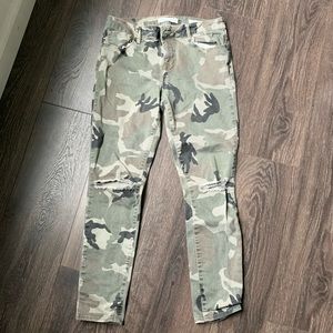 Bullhead Denim Co Camo Distressed Jeans Size 28